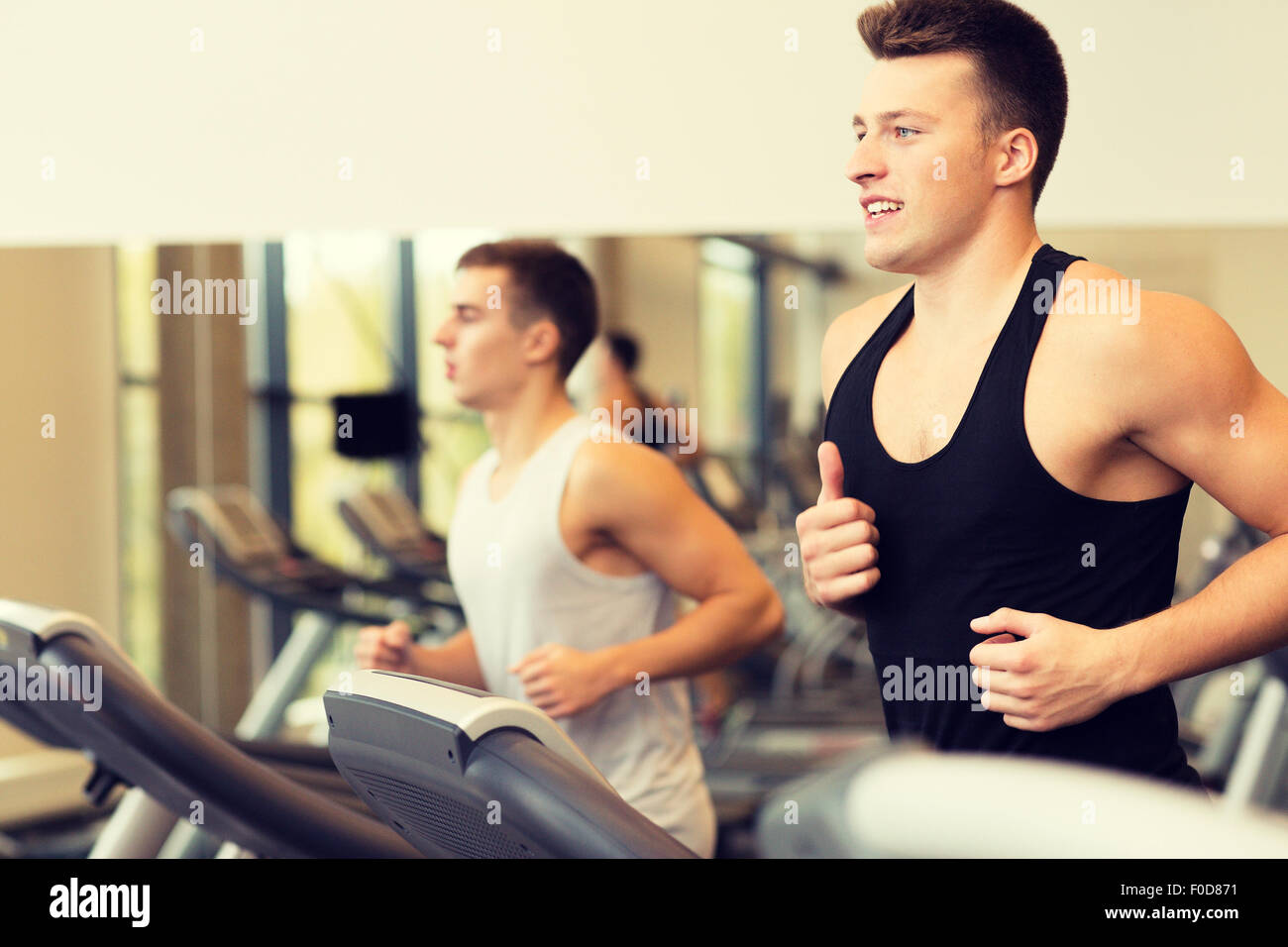 Парни в тренажерном зале. С гантелями в офисе. Мужчина тренируется дома с гантелями. Парень который занимается спортом. Спортивный мужчина.