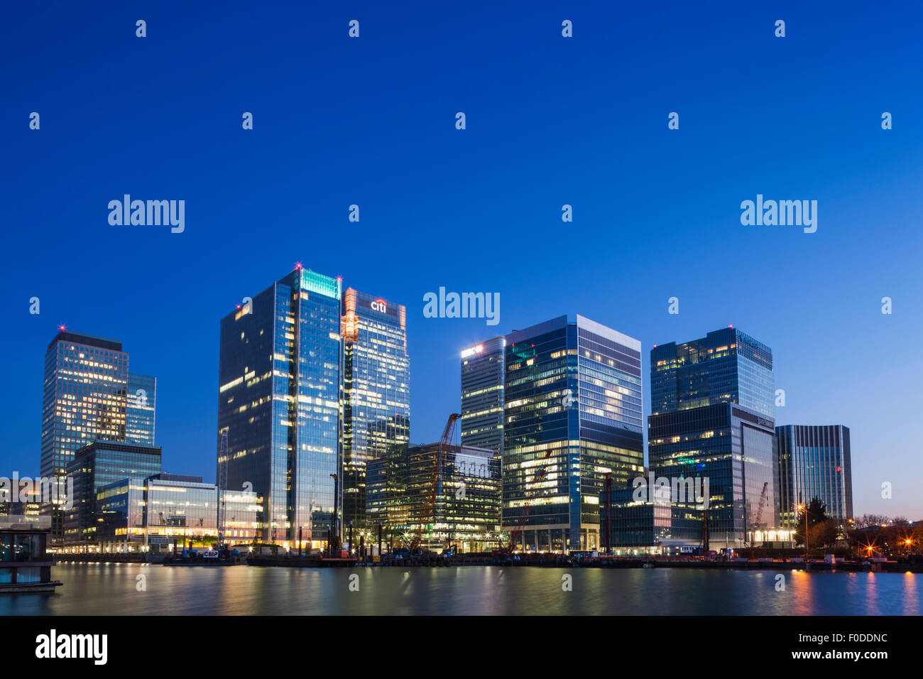 Nighttime view canary wharf hi-res stock photography and images - Alamy