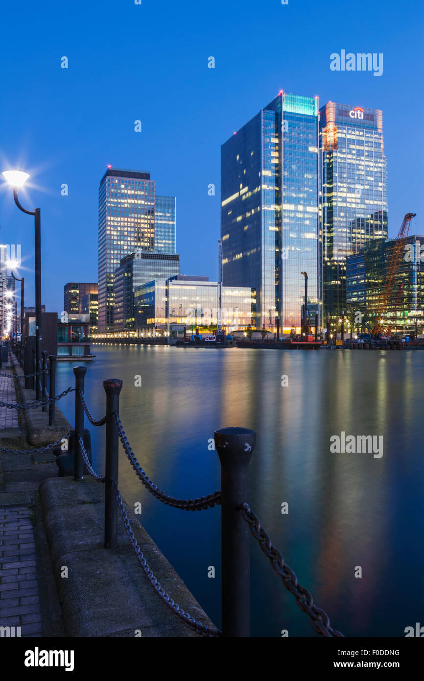 Nighttime view canary wharf hi-res stock photography and images - Alamy
