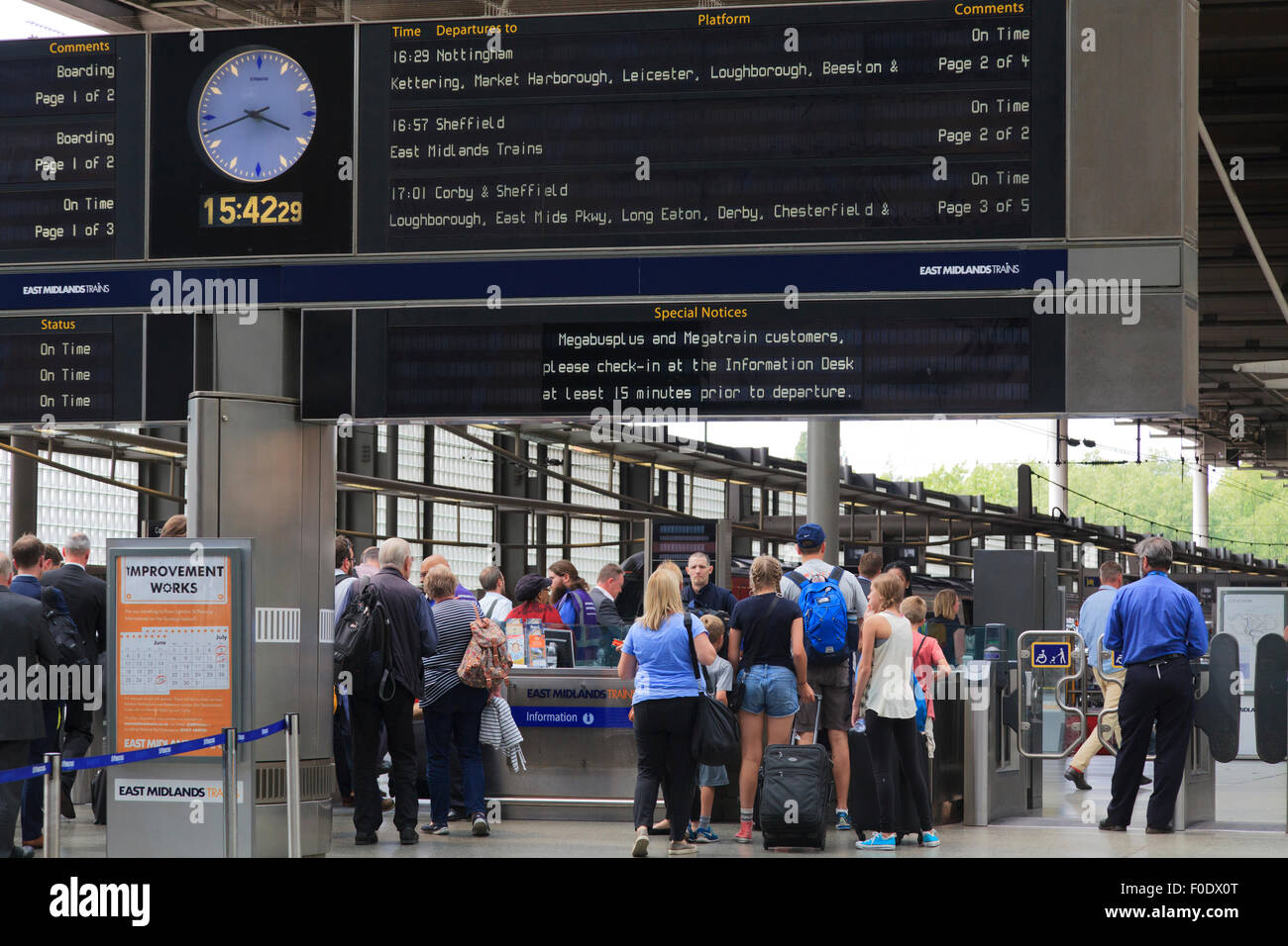Travelers at the platform gates of St Pancras Railway Station Stock Photo