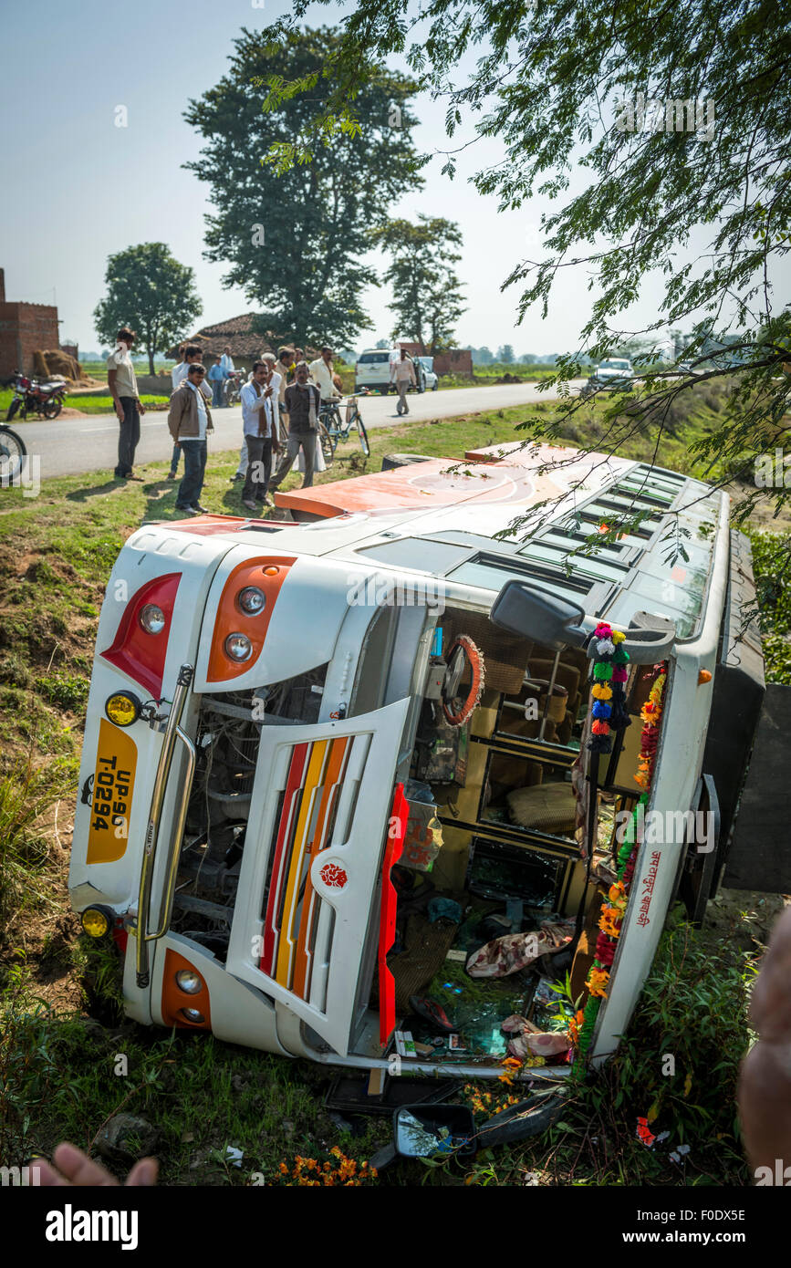 Bus accident india hires stock photography and images Alamy