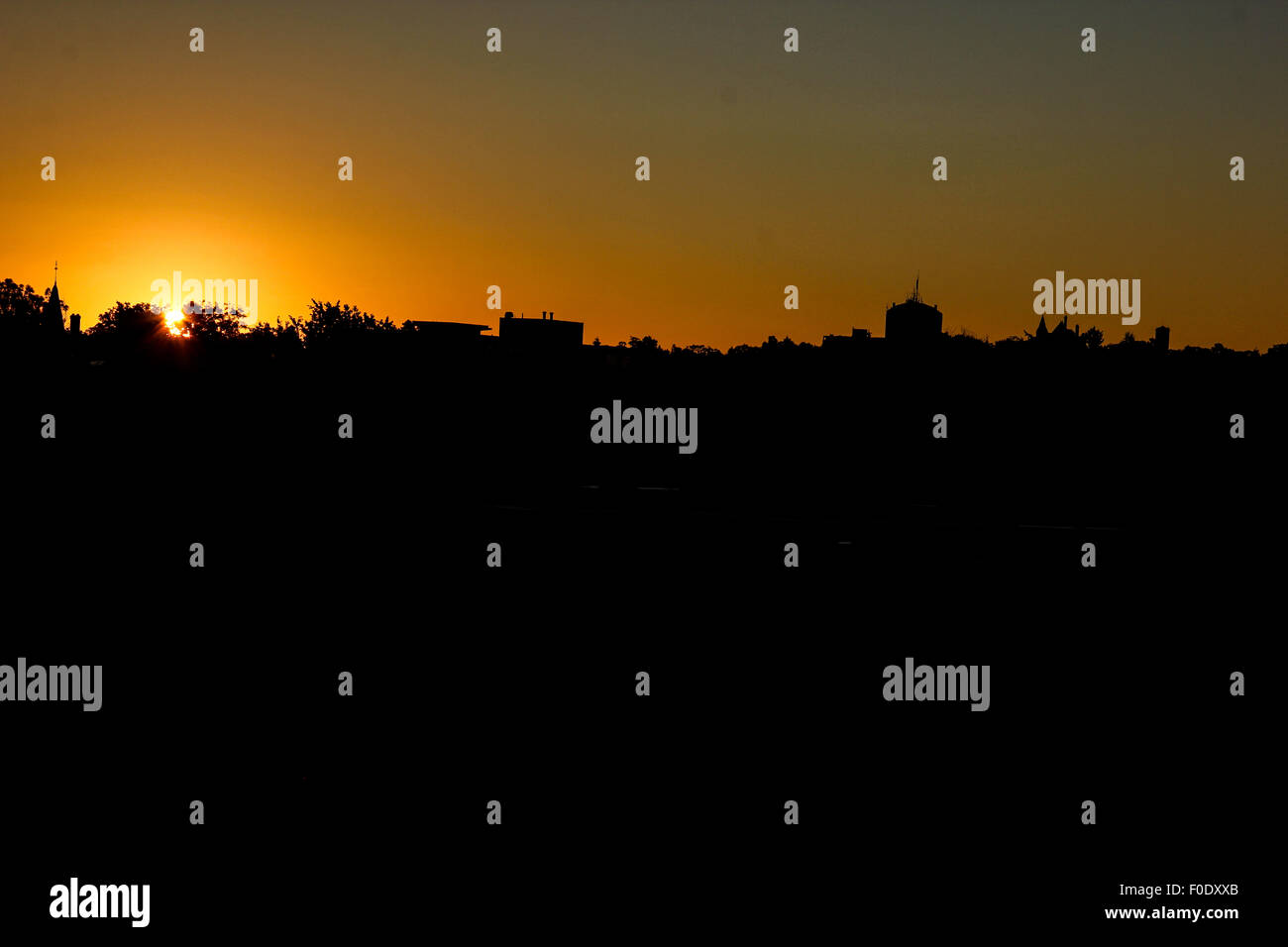 Silhouettes skyline hi-res stock photography and images - Alamy