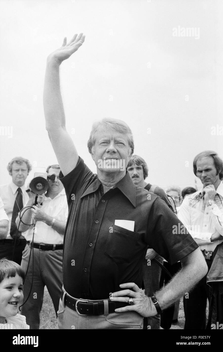 Plains, Georgia, USA. 8th Mar, 2014. Jimmy Carter waves as CIA Director George H.W. Bush departs the small airfield at Plains, Georgia after an intelligence briefing with Carter. © Ken Hawkins/ZUMA Wire/Alamy Live News Stock Photo