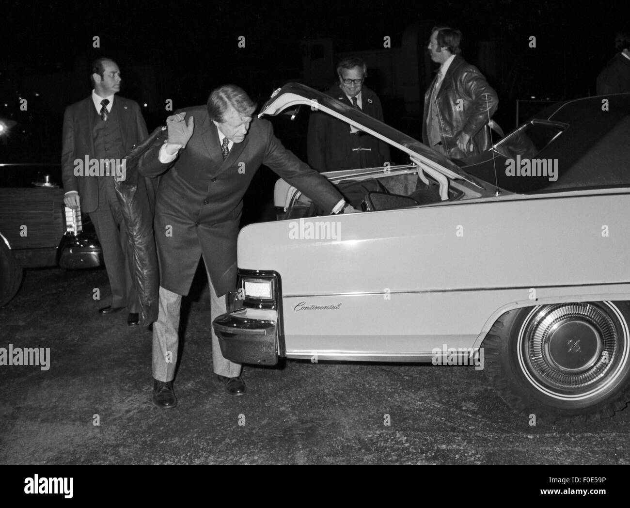 Jan. 2, 1977 - USA - Governor Jimmy Carter - insistant on carrying his own bags - lands on a campaign stop in Illinois. (Credit Image: © Ken Hawkins via ZUMA Wire) Stock Photo