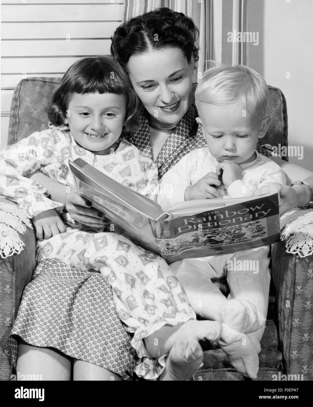 people, family, mother with son, daughter, mother reading to her two children, 1950s, Additional-Rights-Clearences-Not Available Stock Photo