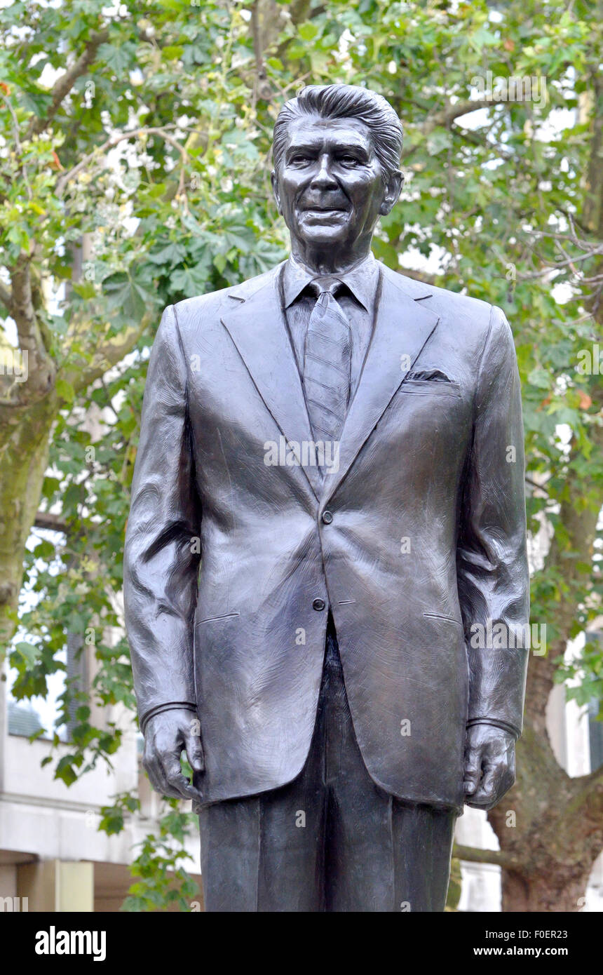 London, England, UK. Statue: Ronald Reagan (1911-2004: US President, 1981-1989) by Chas Fagan, 2011, in Grosvenor Square, in fro Stock Photo