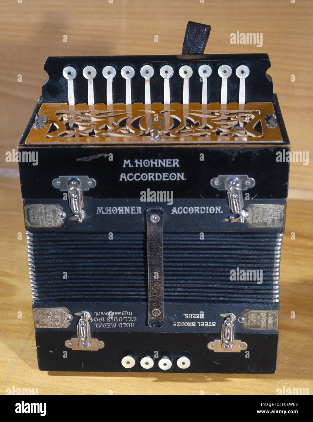 M outlet hohner accordion