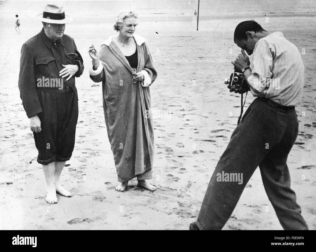 Churchill, Winston, 30.11.1874 - 24.1.1965, British politician (Cons.), Prime Minister 10.5.1940 - 26.7.1945, with wife Clementine of the beach of Hendaye, Aquitaine, early July 1945, Stock Photo