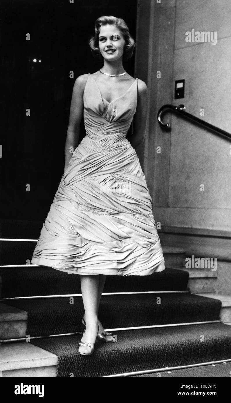 Daub, Gerti, * 1937, German model and actress, Miss Hamburg and Miss Germany 1957, full length, 1957, Stock Photo