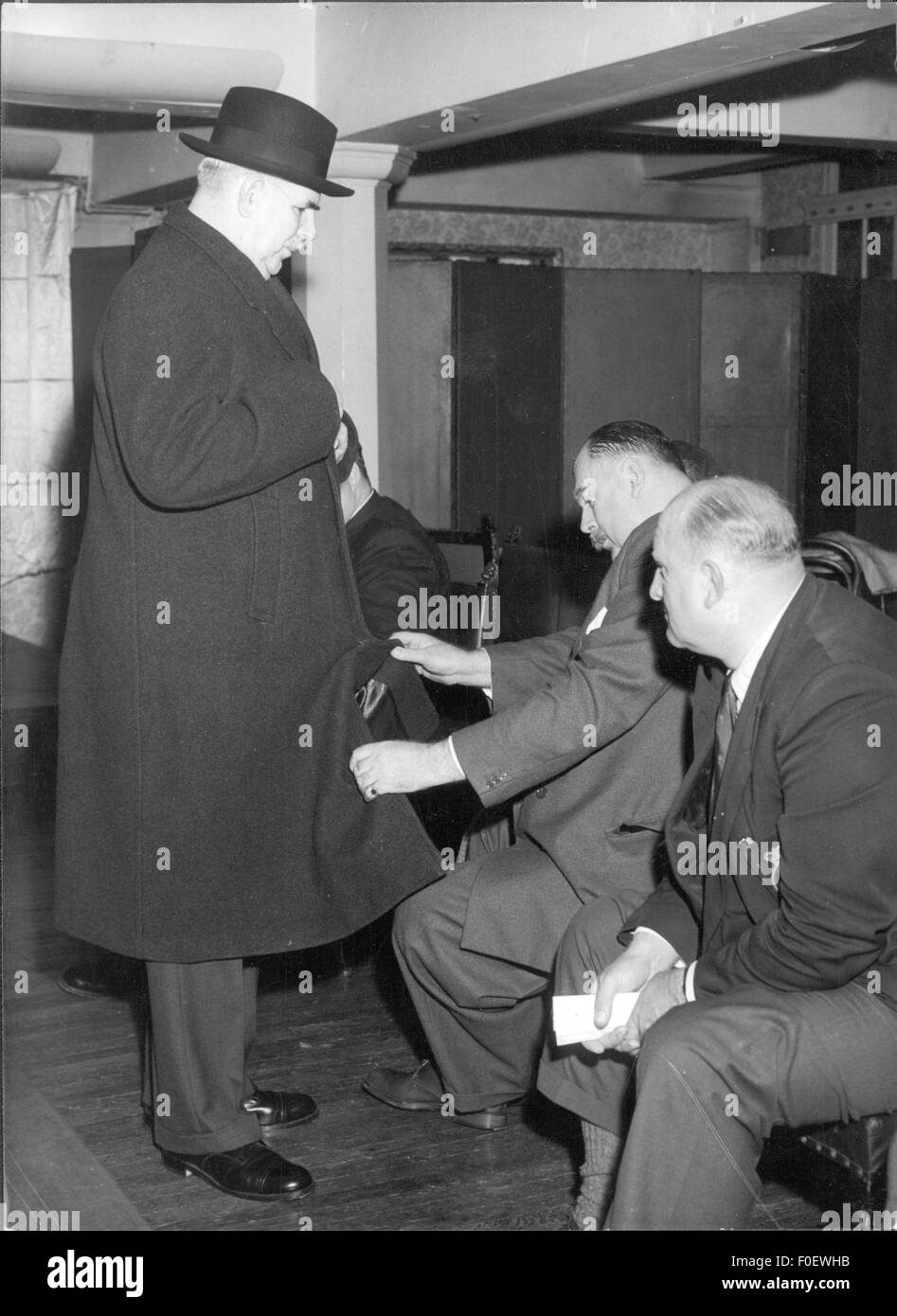 fashion, 1950s, A.D.Brittan presenting a man's overcoat during fashion show for oversizes, Royal Hotel, London, 1958, Additional-Rights-Clearences-Not Available Stock Photo
