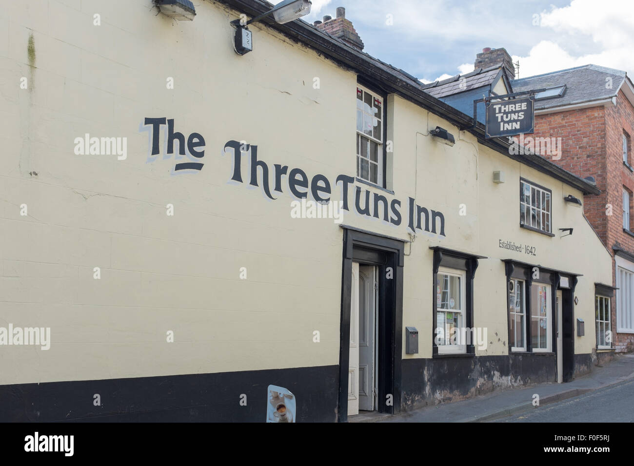 Three Tuns Inn in Salop Street, Bishop's Castle, Shropshire Stock Photo