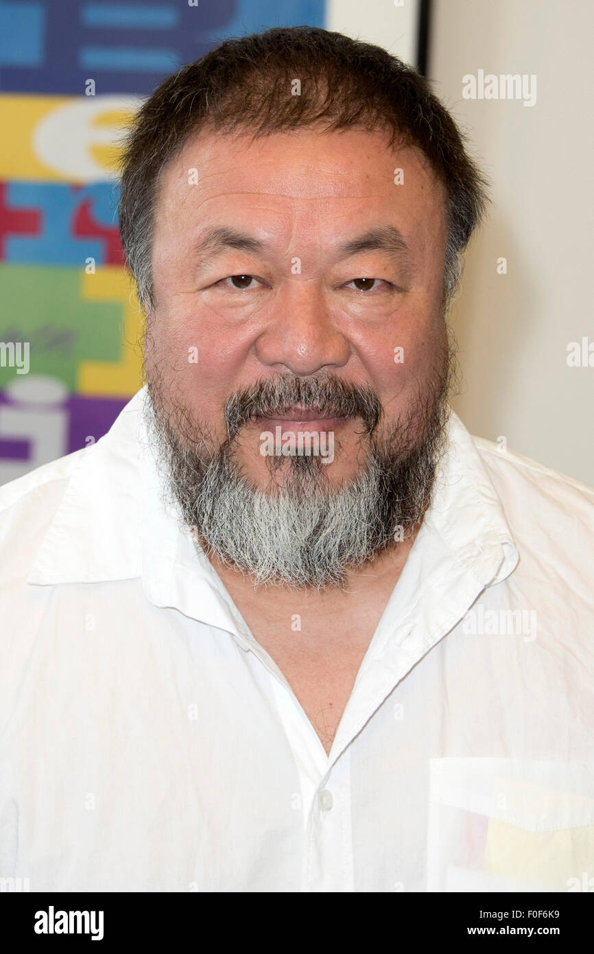 Ai Weiwei trägt sich in das Goldene Buch der Stadt Berlin ein im Roten Rathaus. Berlin, 13.08.2015/picture alliance Stock Photo
