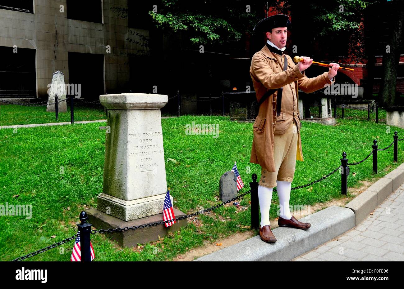 Boston, Massachusetts:  Actor in 18th century colonial garb at the grave of Revolutionary War patriot Paul Revere Stock Photo