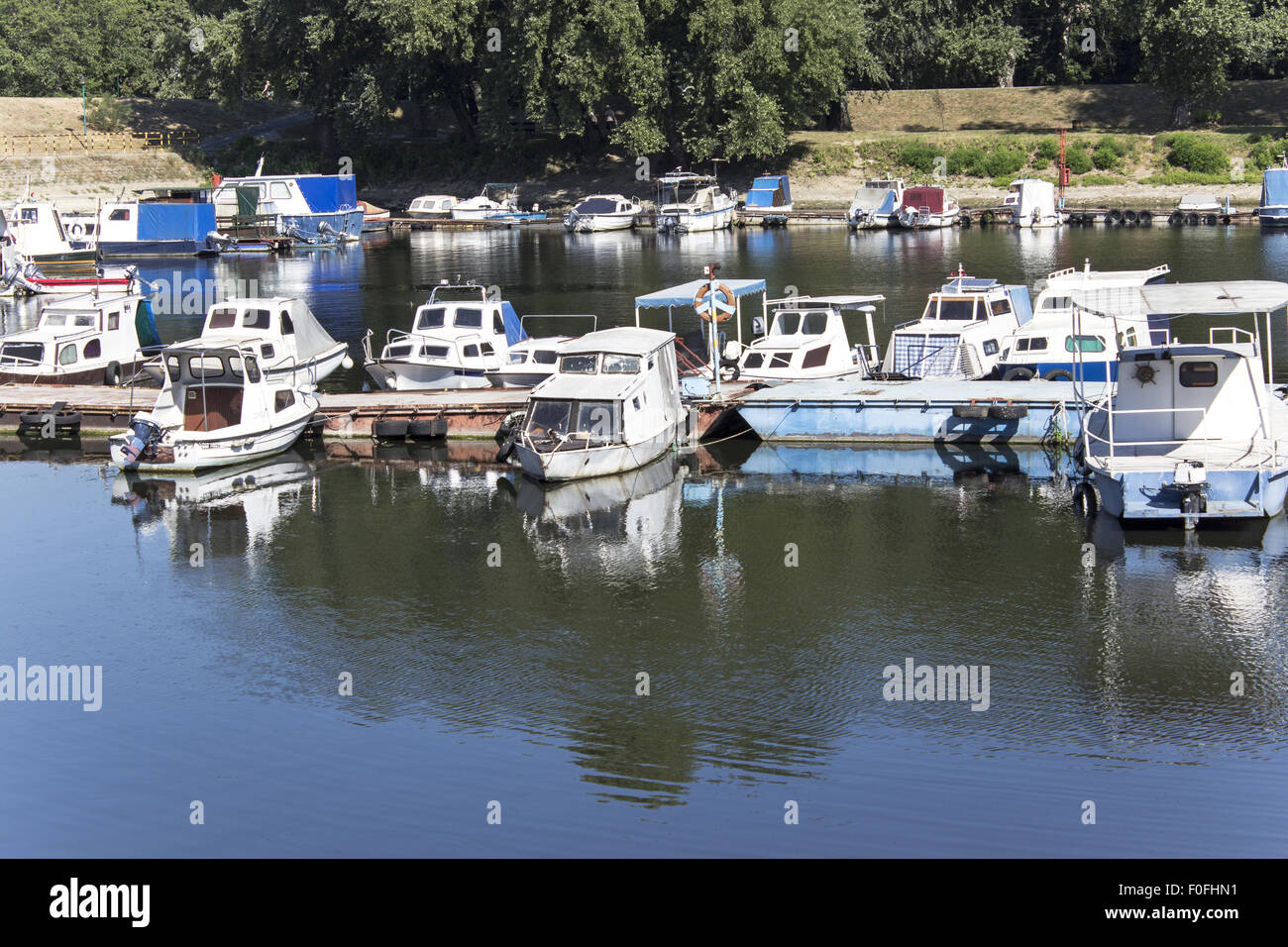 Boats on lake pier hi-res stock photography and images - Alamy