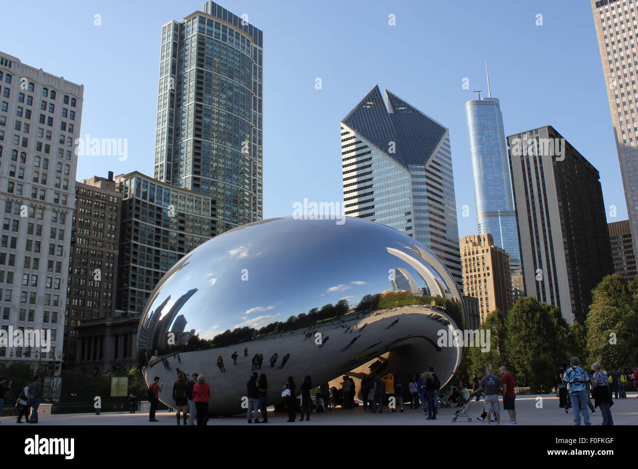 The Bean reflecting Chicago skyline Stock Photo Alamy