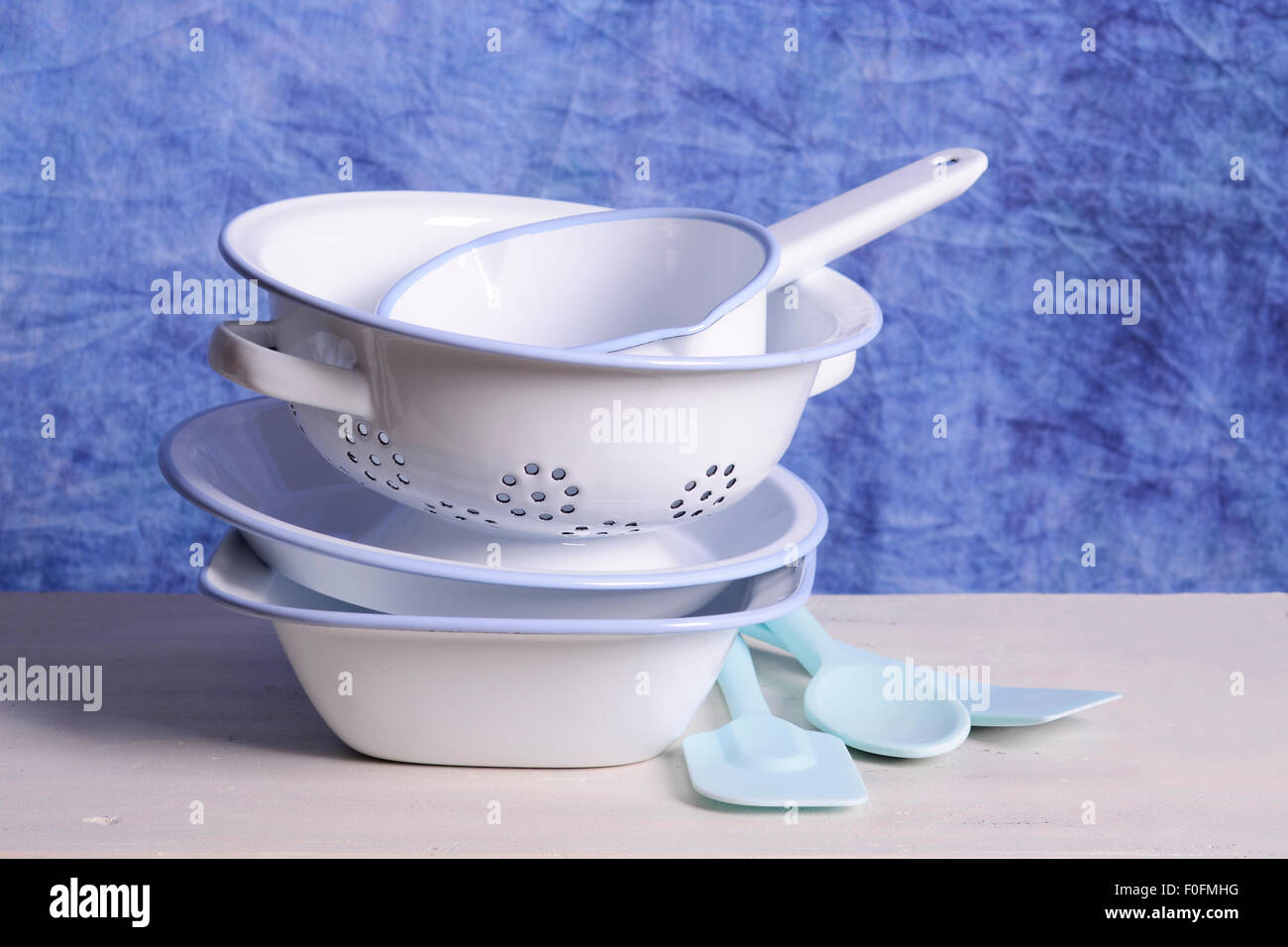 https://c8.alamy.com/comp/F0FMHG/stack-of-blue-and-white-enamel-bowls-including-loaf-pan-pie-dish-colander-F0FMHG.jpg