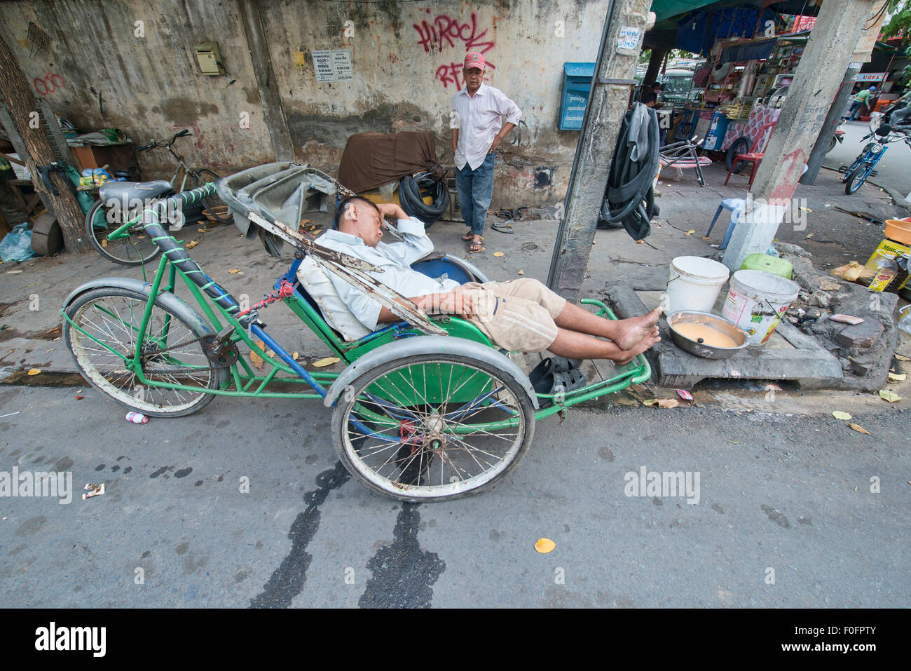 Cyclo driver sleeping in Phnom Penh, Cambodia Stock Photo