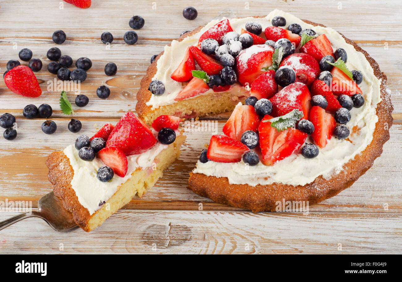 Berry cake hi-res stock photography and images - Alamy