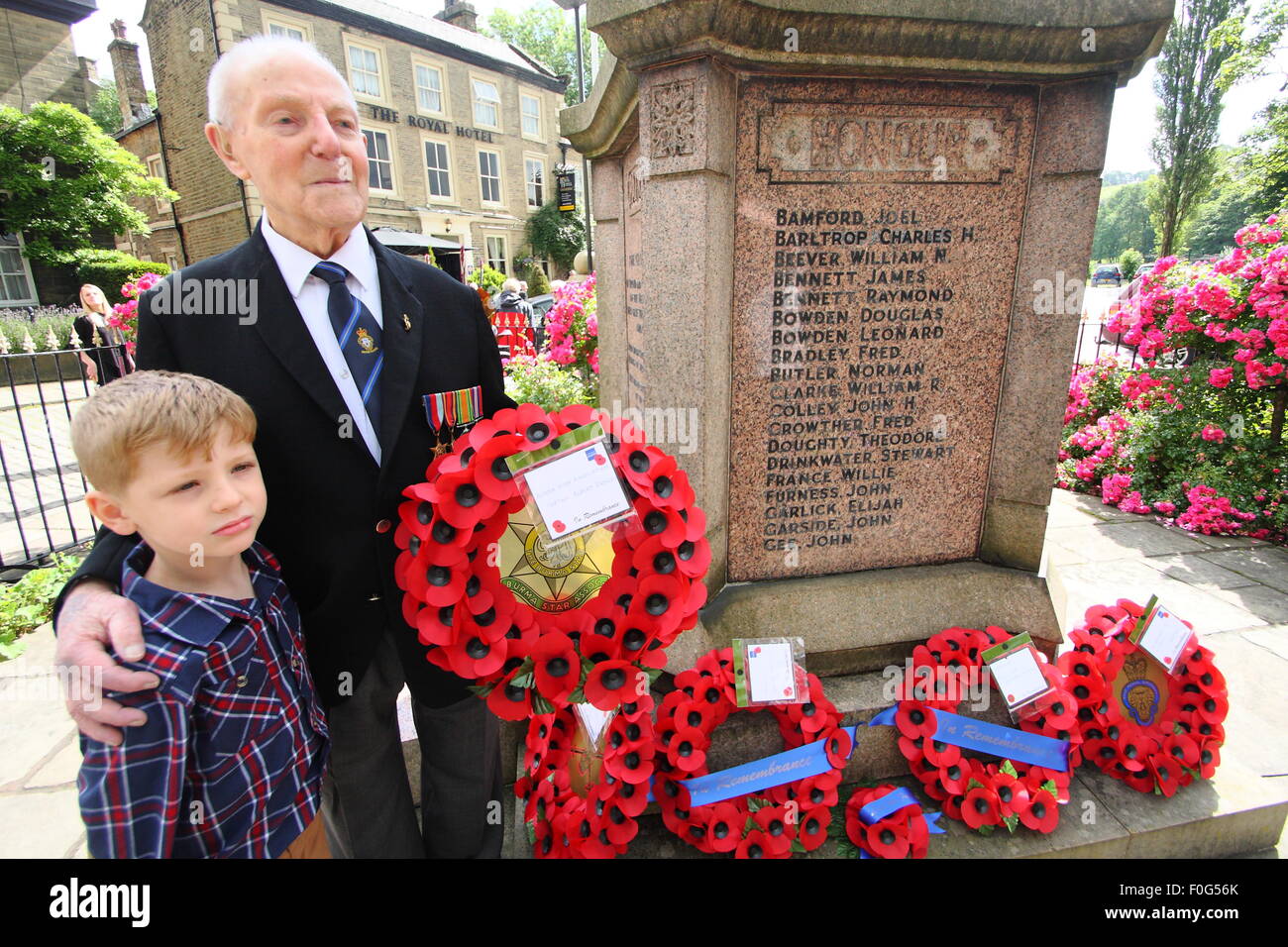 Hayfield, High Peak, Derbyshire, UK. 15 August 2015. Second World War veteran and President of Hayfield Royal British Legion, Albert Knowles with his youngest great-grandson, Cayden Knowles, 7, at the VJ Day 70th anniversary service at Hayfield War Memorial. A Royal British Legion member for 70 years, Albert is approaching his 100th birthday. The Far East veteran served in Burma, Malaya, India and Singapore, reaching the rank of Captain. He became President of the Royal British Legion Hayfield Branch in 1950 and is believed to be the longest serving Branch President in the UK. © Matthew Taylor Stock Photo