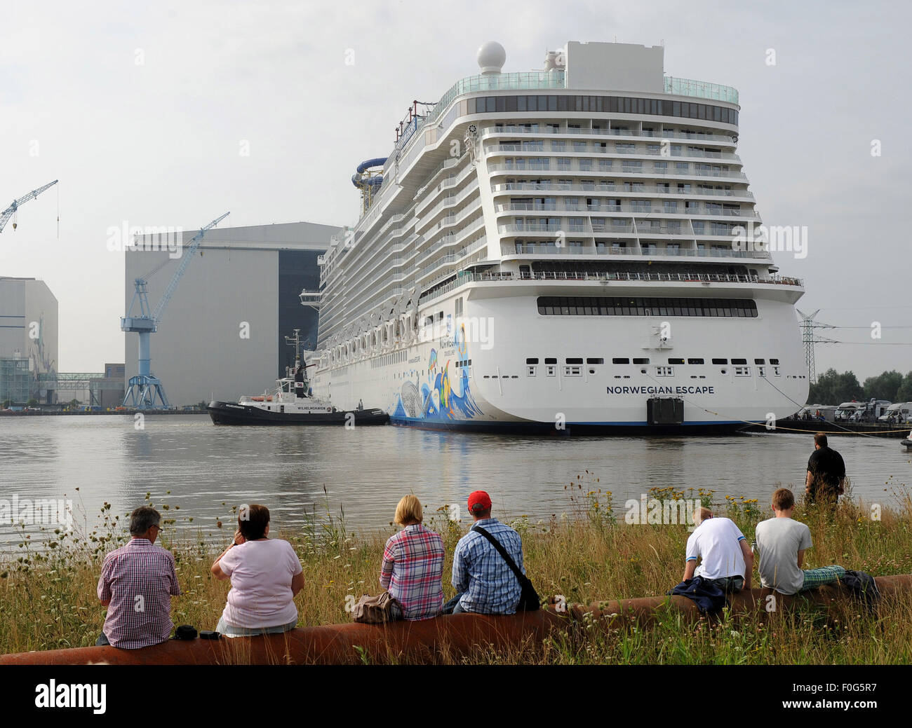Papenburg, Germany. 15th Aug, 2015. Spectators watch the undocking ...