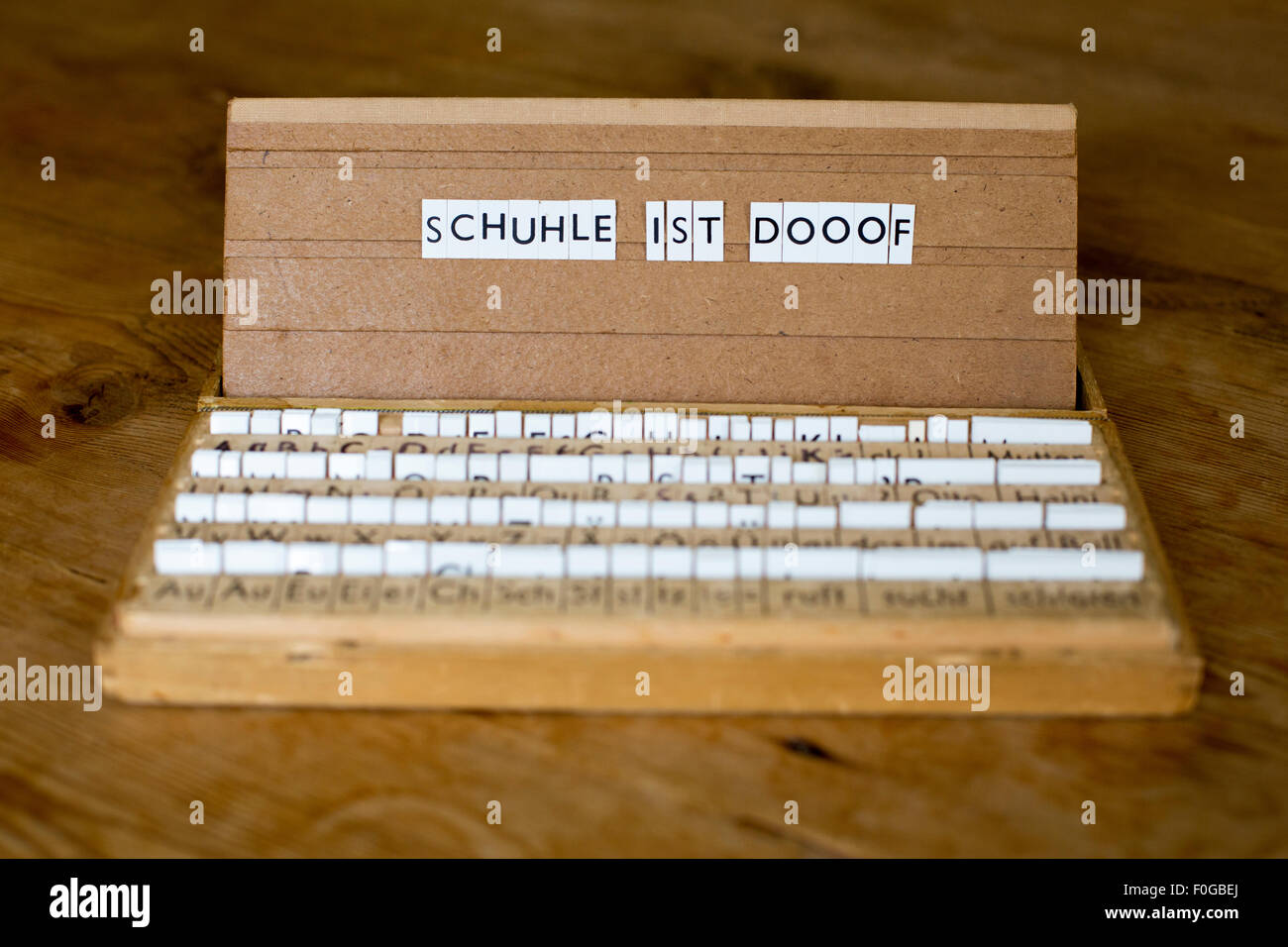 a letterbox with the german text: 'Schuhle ist dooof' (school is stupid, misspelled) Stock Photo