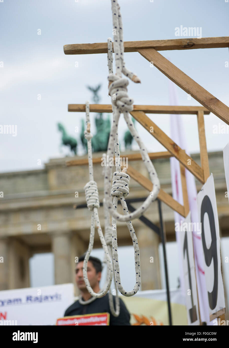 Berlin, Germany. 15th Aug, 2015. The noose of symbolic gallows that have been set up in front of the Brandenburg Gate in Berlin, Germany, 15 August 2015. The Deutsch-Iranische Gesellschaft (lit. German-Iranian Society) held an event on the Pariser Platz square to protest against executions in Iran. Photo: PAUL ZINKEN/dpa/Alamy Live News Stock Photo