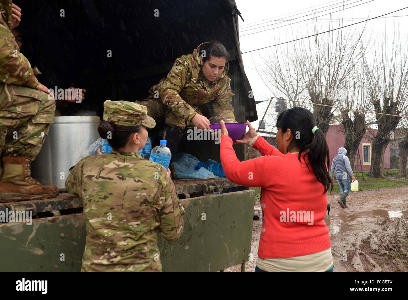Buenos Aires, Argentina. 15th Aug, 2015. Military personnel deliver