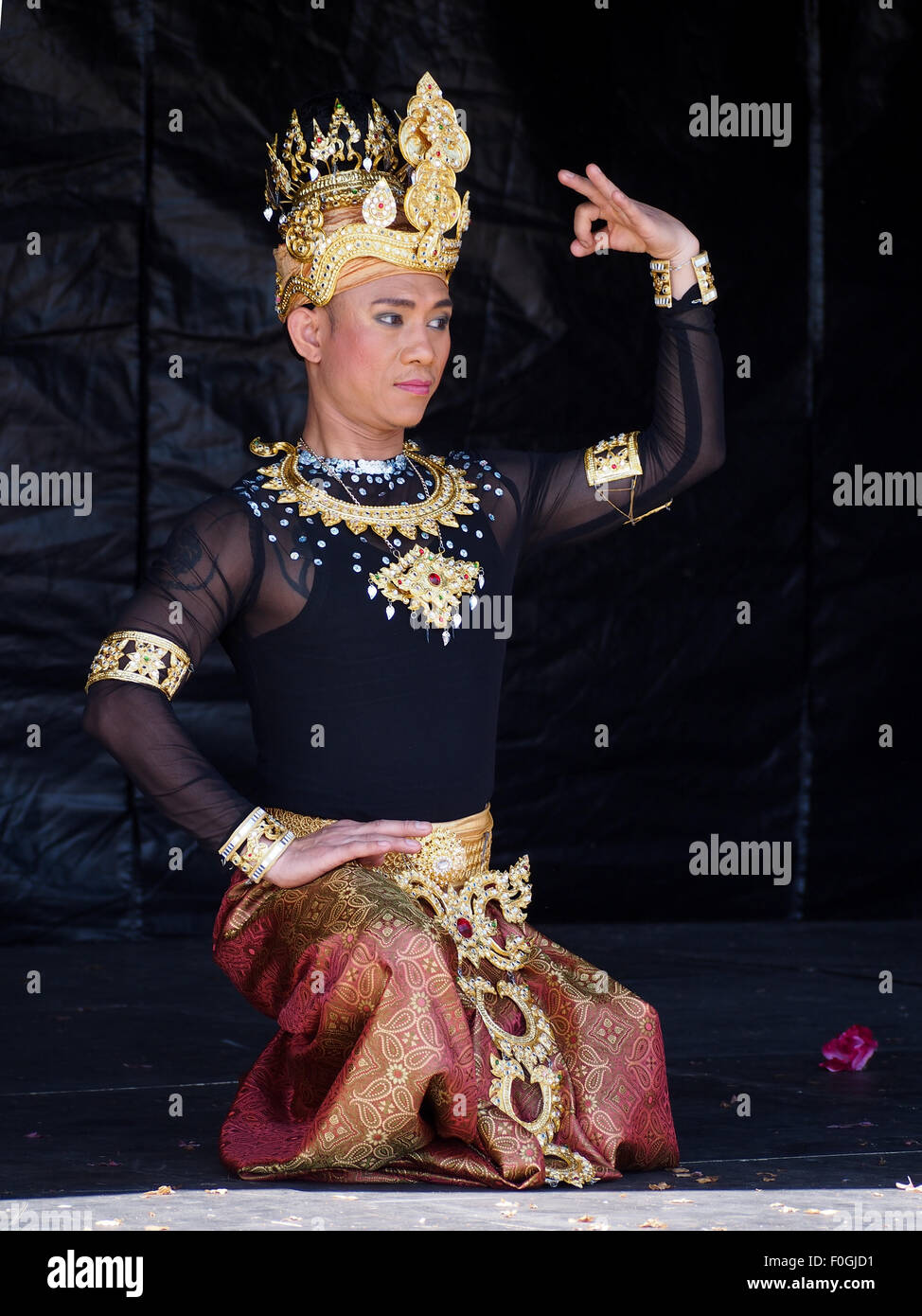 A male dancer in traditional Thai costume Stock Photo Alamy