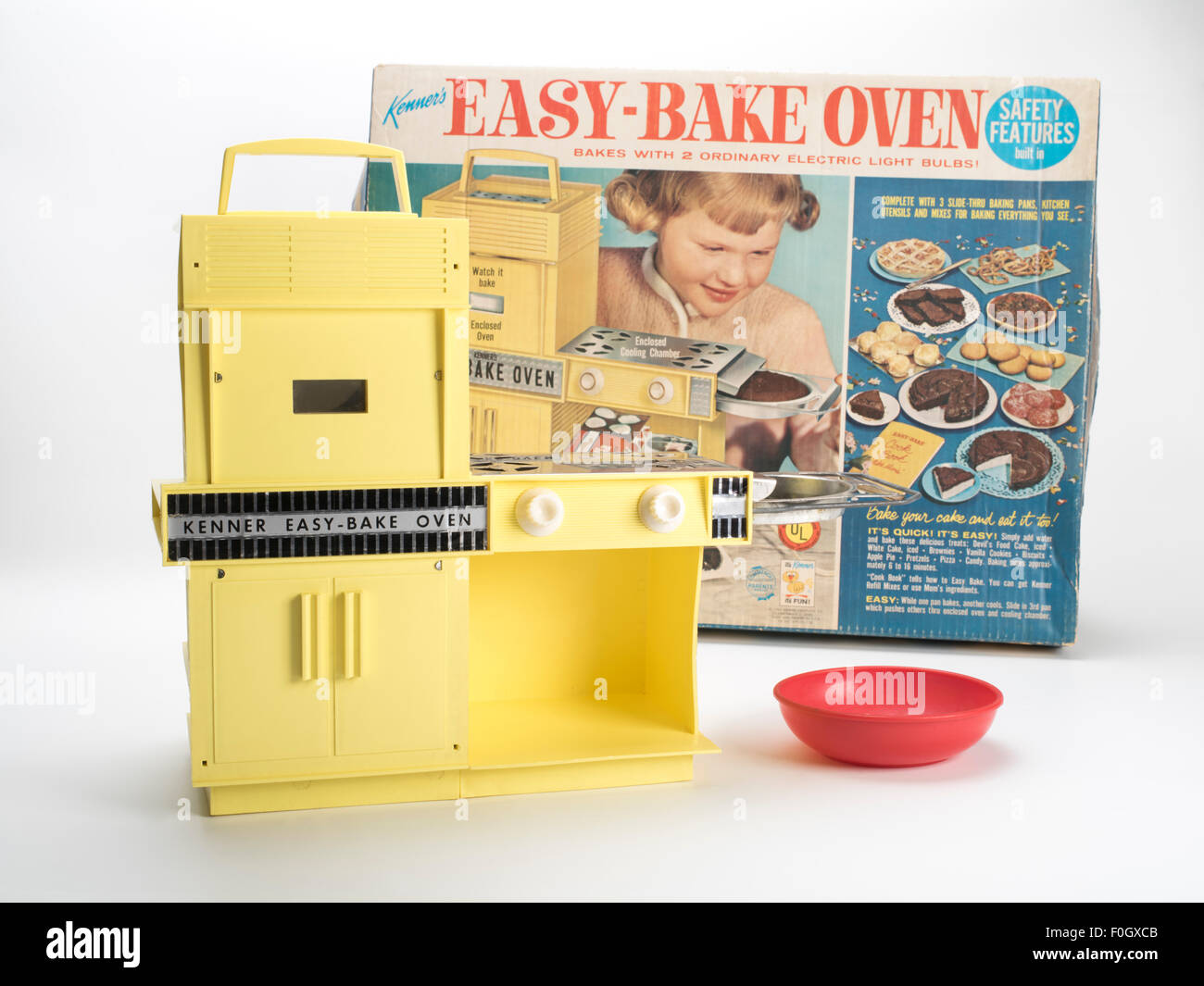 EASY BAKE OVEN Kenner's Original Vintage 1964 Yellow Works 2 Pans