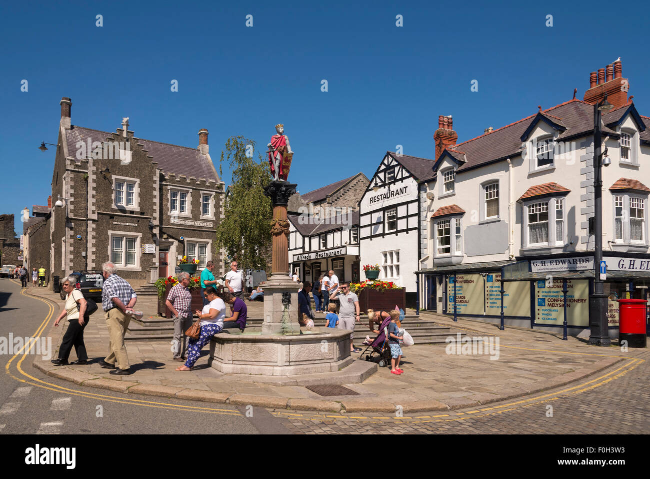 Conway Lancaster Square Conwy Clwyd North Wales.  In the centre of Lancaster Square is a statue of Llewelyn ap Iowerth Stock Photo