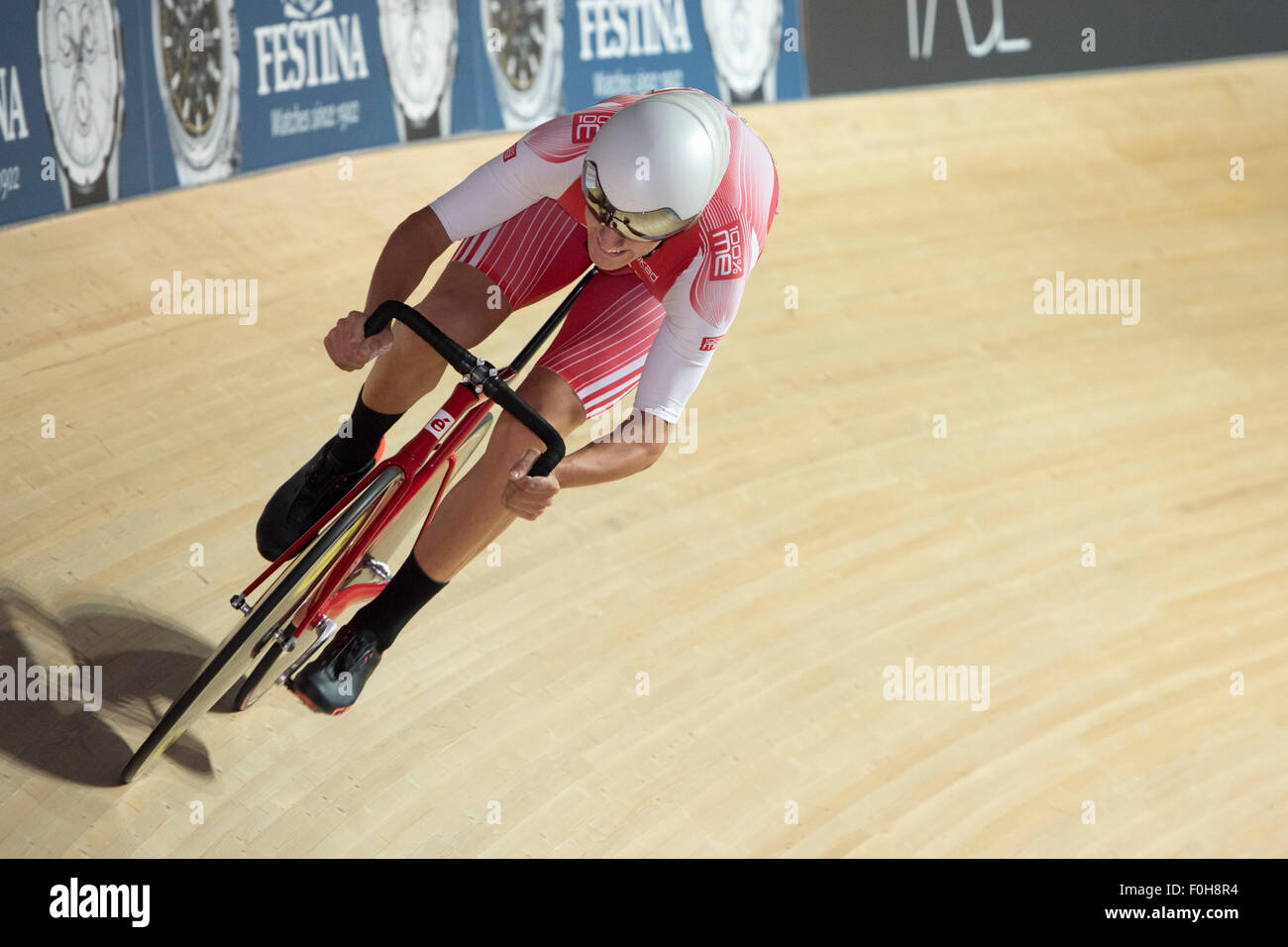 Derby, UK. 16th Aug, 2015. Chris Latham competes in the flying lap time trial, part of the omnium event at the Revolution Series at Derby Arena, Derby, United Kingdom on 16 August 2015. The Revolution Series is a professional track racing series featuring many of the world's best track cyclists. This event, taking place over 3 days from 14-16 August 2015, is an important preparation event for the Rio 2016 Olympic Games, allowing British riders to score qualifying points for the Games. Credit:  Andrew Peat/Alamy Live News Stock Photo
