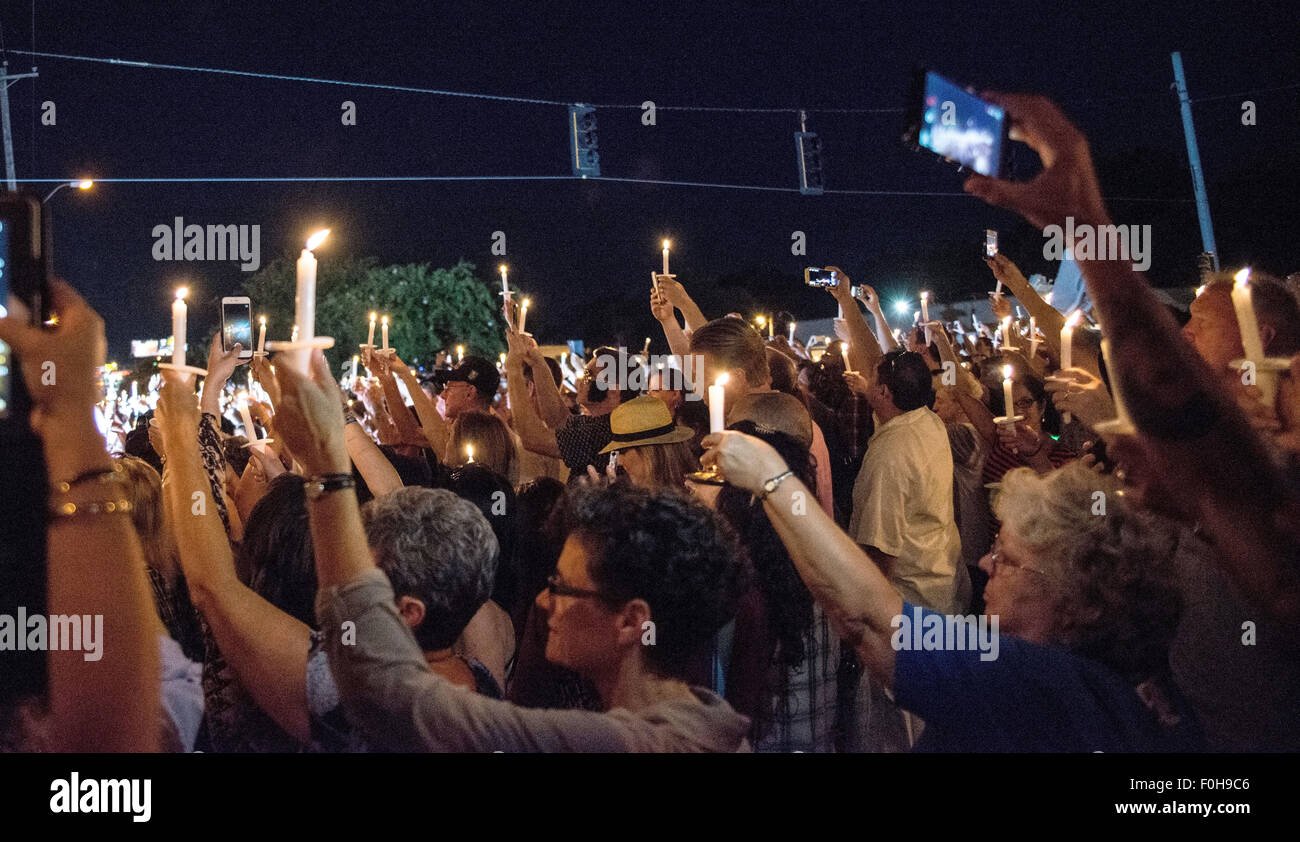 Memphis Tennessee Usa 16th Aug 2015 Candlelight Vigil Held At Graceland For Elvis Presley 