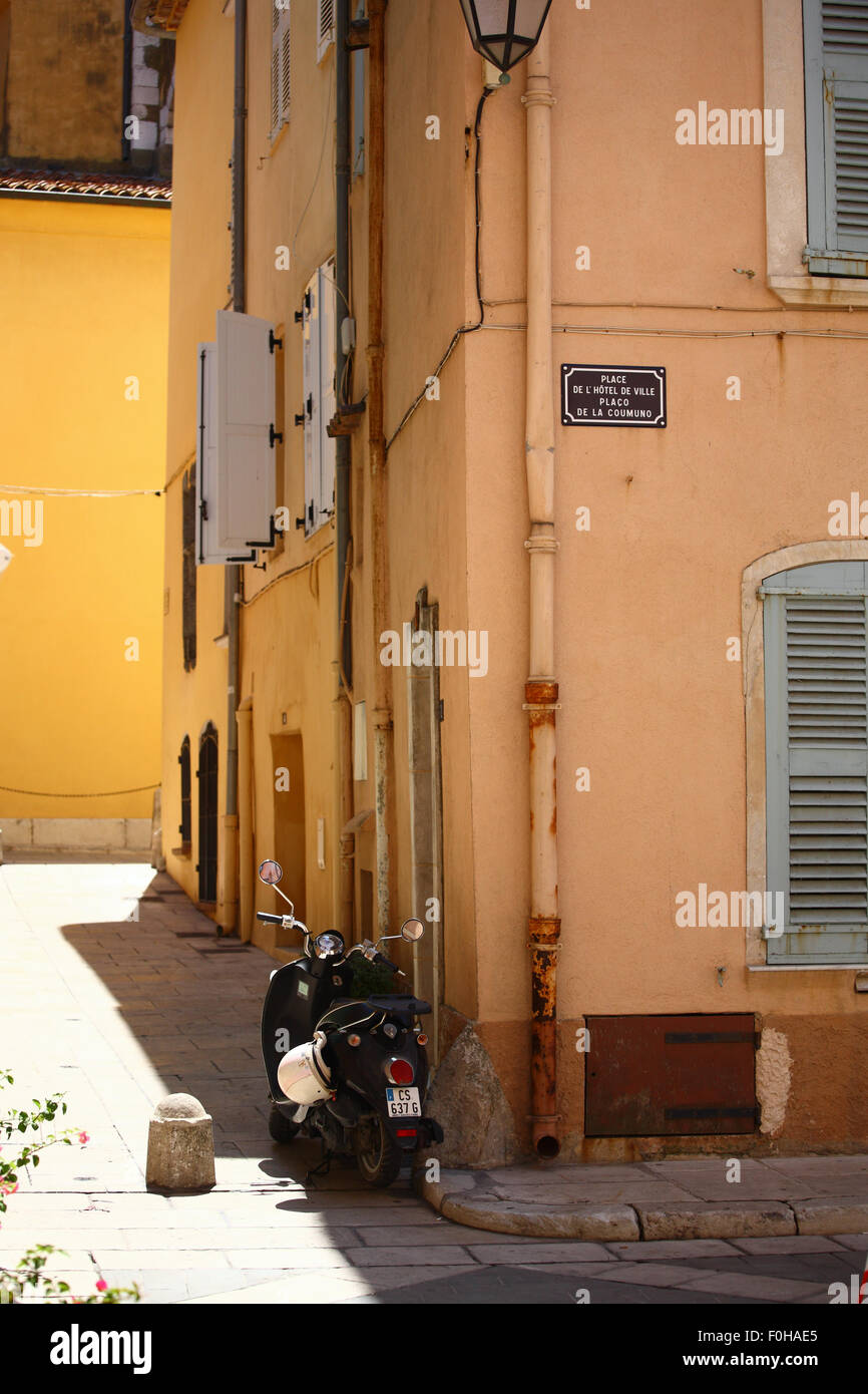 st tropez street scene Stock Photo - Alamy
