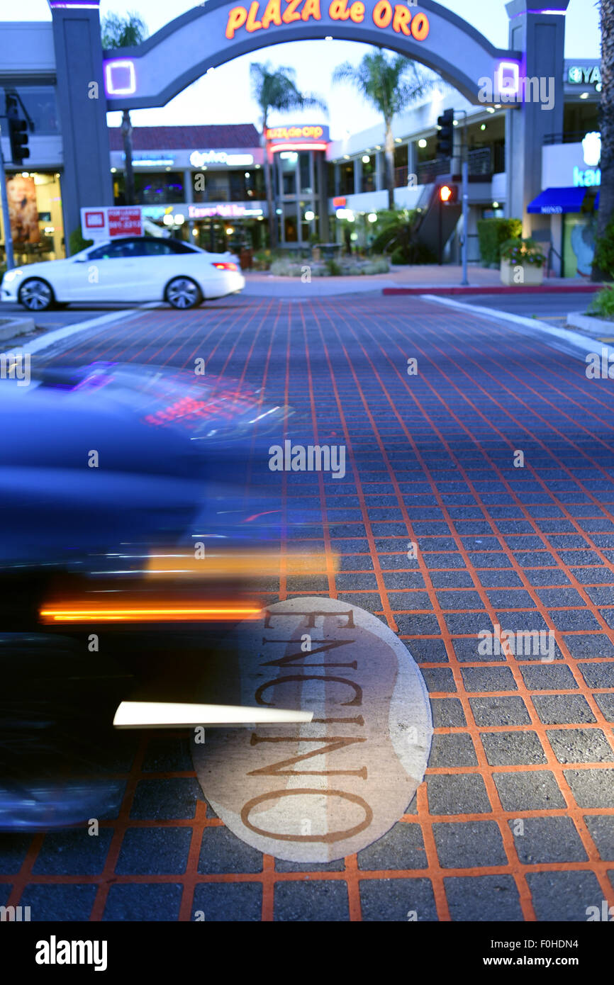 USA California CA Encino San Fernando Valley Ventura Blvd Boulevard Encino Commons Miracle Mile Plaza de Oro at night Stock Photo