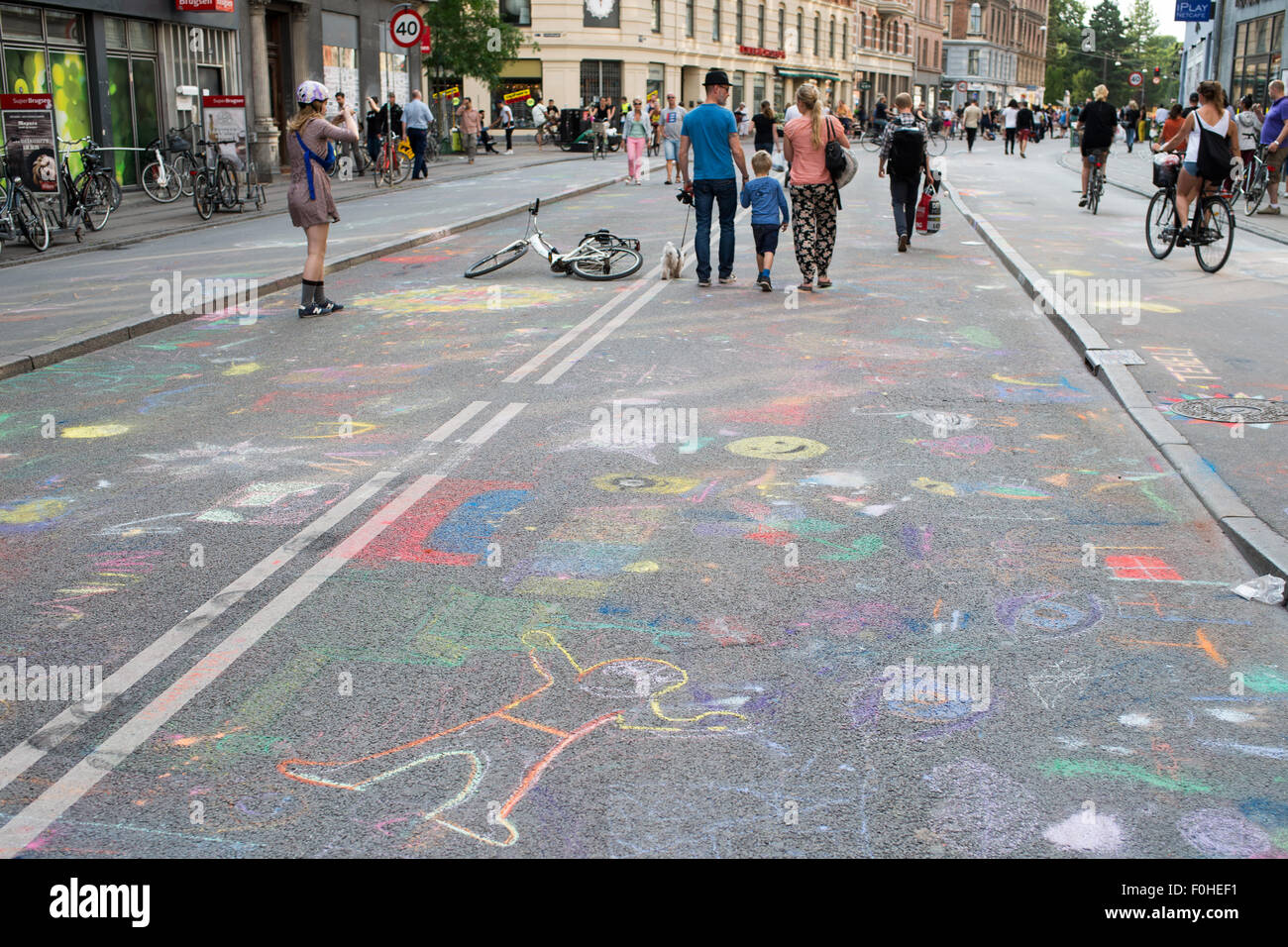 Copenhagen, Denmark. 16th Aug, 2015. An attempt to create the world largest chalk art painting was made on 1.3 km long Nørrebrogade in Copenhagen on August 16th, Denmark Credit:  Andreas Altenburger/Alamy Live News Stock Photo
