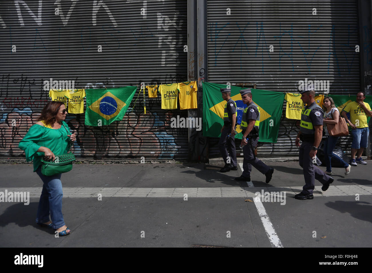 Sao Paulo, Brazil. 16th Aug, 2015. Demonstrators take part in a protest against the corruption scandal in Petrobras and demand for the impeachment of Brazil's President Dilma Rousseff, in Sao Paulo, Brazil, on Aug. 16, 2015. According to local press, the anti-government protests were carried out at least in 200 cities around the country. © Rahel Patrasso/Xinhua/Alamy Live News Stock Photo