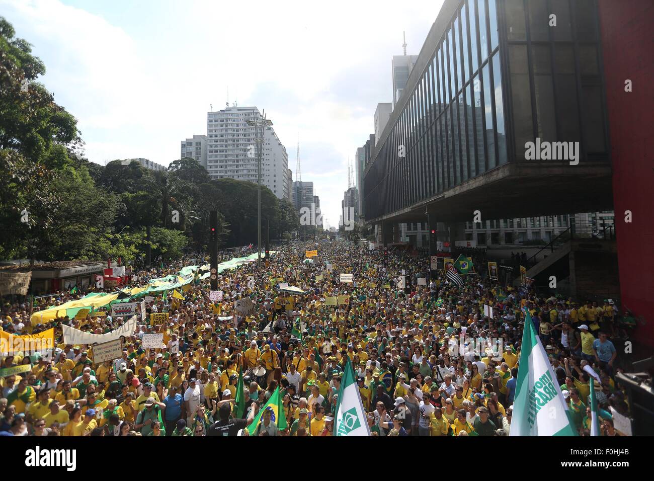 Sao Paulo, Brazil. 16th Aug, 2015. Demonstrators take part in a protest against the corruption scandal in Petrobras and demand for the impeachment of Brazil's President Dilma Rousseff, in Sao Paulo, Brazil, on Aug. 16, 2015. According to local press, the anti-government protests were carried out at least in 200 cities around the country. © Rahel Patrasso/Xinhua/Alamy Live News Stock Photo