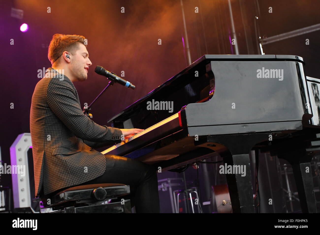 Betley, Cheshire, UK. 16th August, 2015. AJ Brown performs live at Betley Concerts held at Betley Court Farm. Credit:  Simon Newbury/Alamy Live News Stock Photo