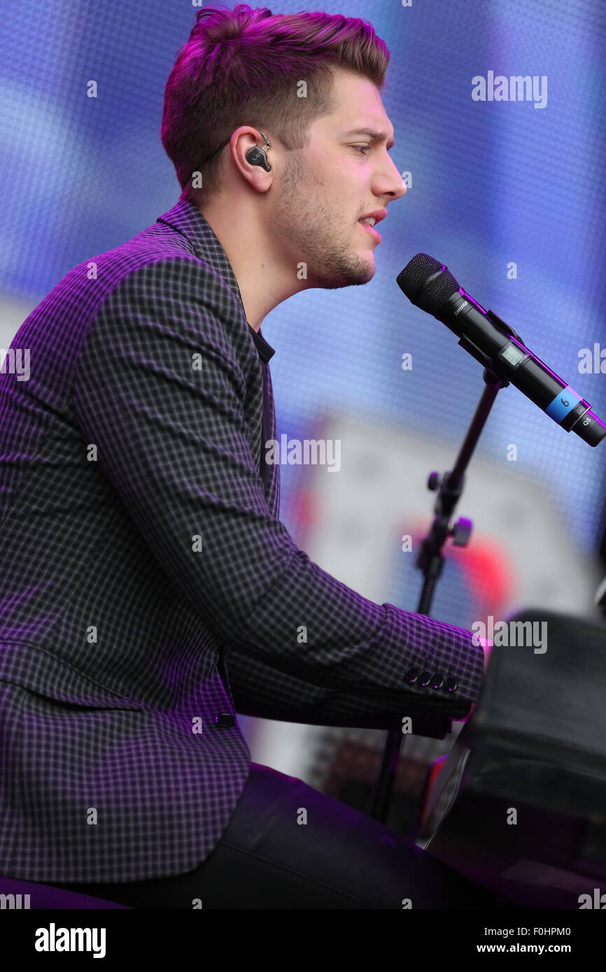 Betley, Cheshire, UK. 16th August, 2015. AJ Brown performs live at Betley Concerts held at Betley Court Farm. Credit:  Simon Newbury/Alamy Live News Stock Photo