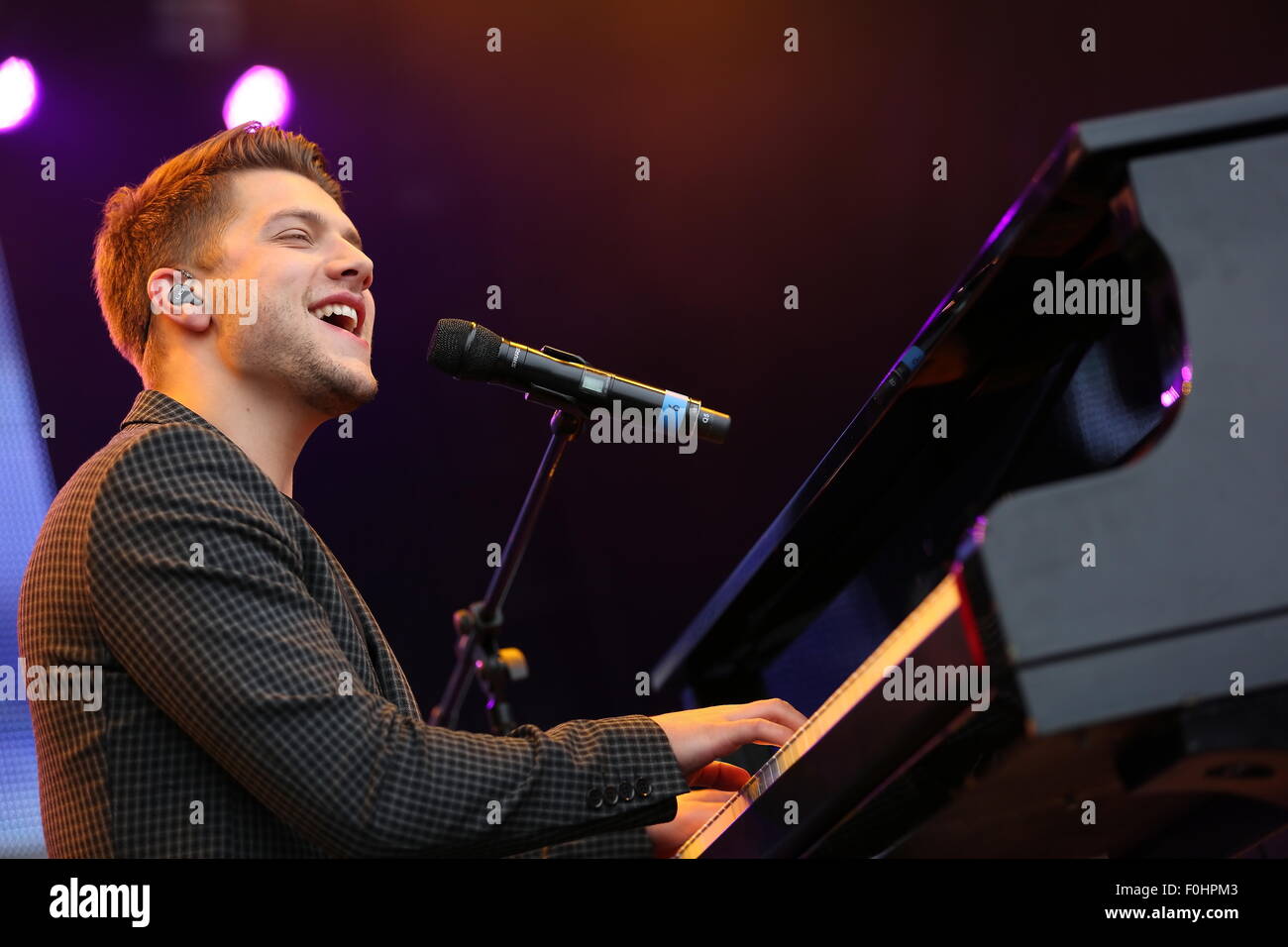 Betley, Cheshire, UK. 16th August, 2015. AJ Brown performs live at Betley Concerts held at Betley Court Farm. Credit:  Simon Newbury/Alamy Live News Stock Photo