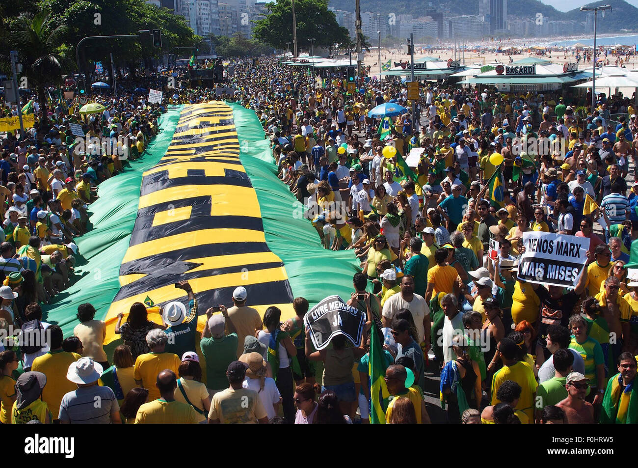 Rio De Janeiro, Brazil. 16th Aug, 2015. Demonstrators take part in a protest against the corruption scandal in Petrobras, growing economic hardship and in demand of the impeachment of Brazil's President Dilma Rousseff, in Rio de Janeiro, Brazil, on Aug. 16, 2015. According to local press, the anti-government protest were carried out at least in 200 cities around the country. © Heriberto Araujo/NOTIMEX/Xinhua/Alamy Live News Stock Photo