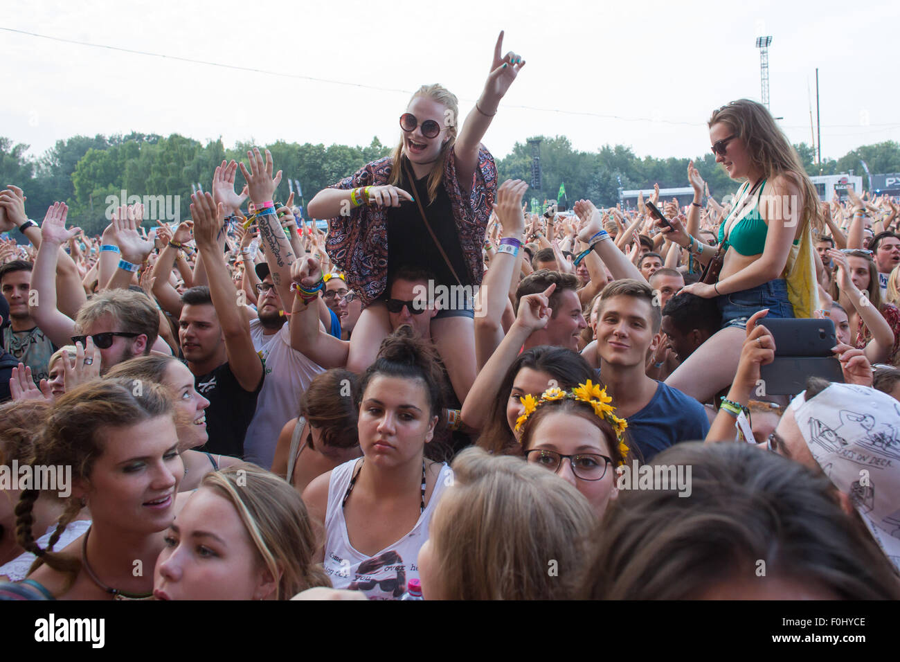 Budapest, Hungary. 16th Aug, 2015. Spectators cheer while members of