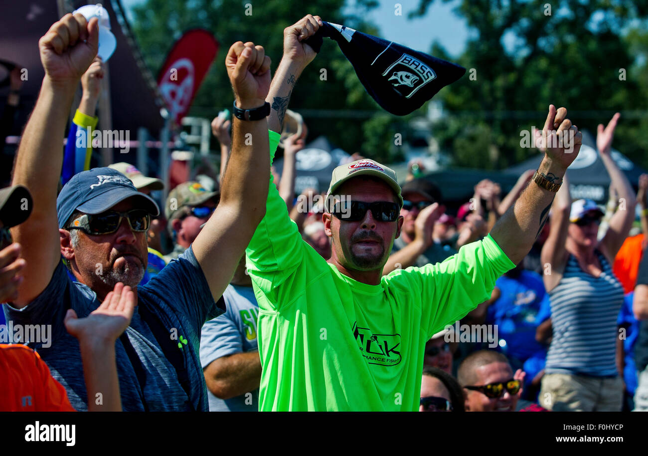 North East, Maryland, USA. 16th Aug, 2015. Fans whoop it up before