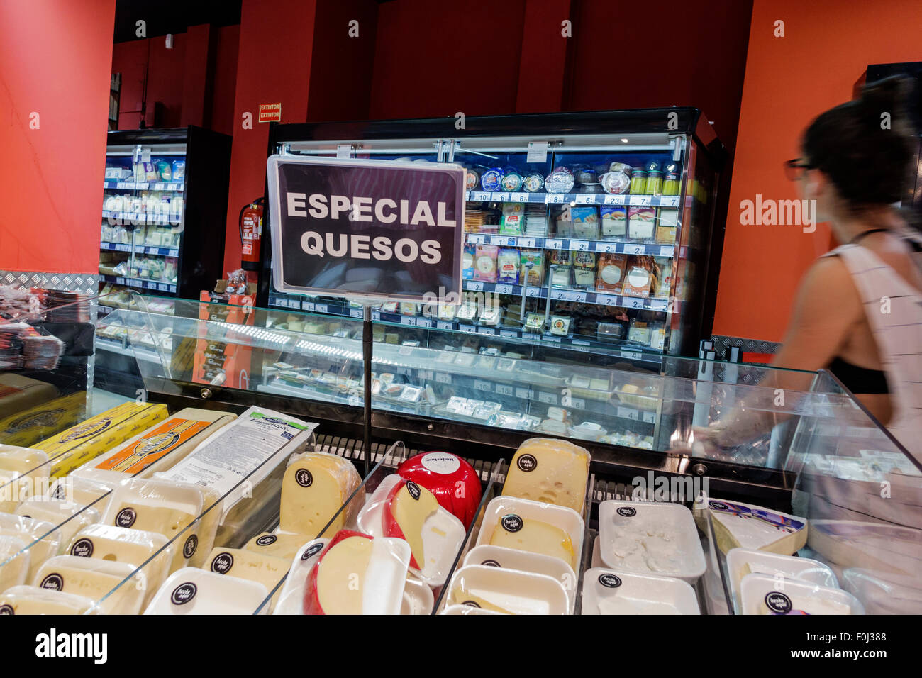 Spain Store Spain madrid grocery store display hi-res stock photography and images ...