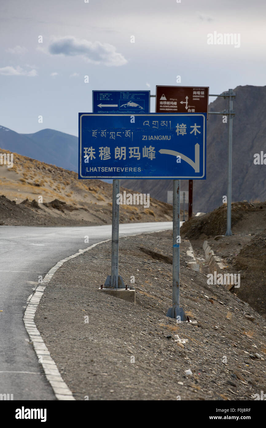 Road sign providing the direction to the Mt Everest base camp in Tibet - Lhatsemteveres - China. Stock Photo
