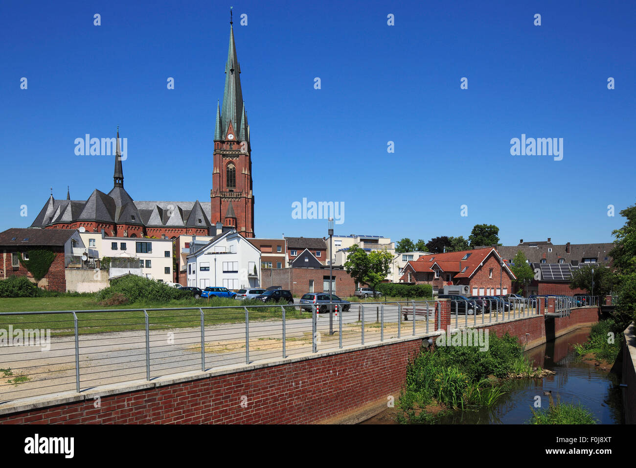 Stadtansicht mit Pfarrkirche Sankt Gudula und Rheder Bach, Rhede ...