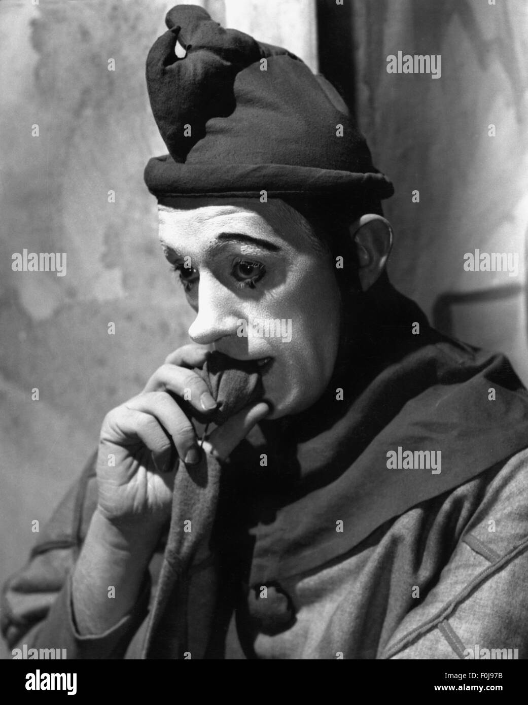 Guinness, Alec, 2.4.1914 - 5.8.2000, British actor, half length, as jester in the play 'Kingg Lear' by William Shakespeare, 1940s, Stock Photo
