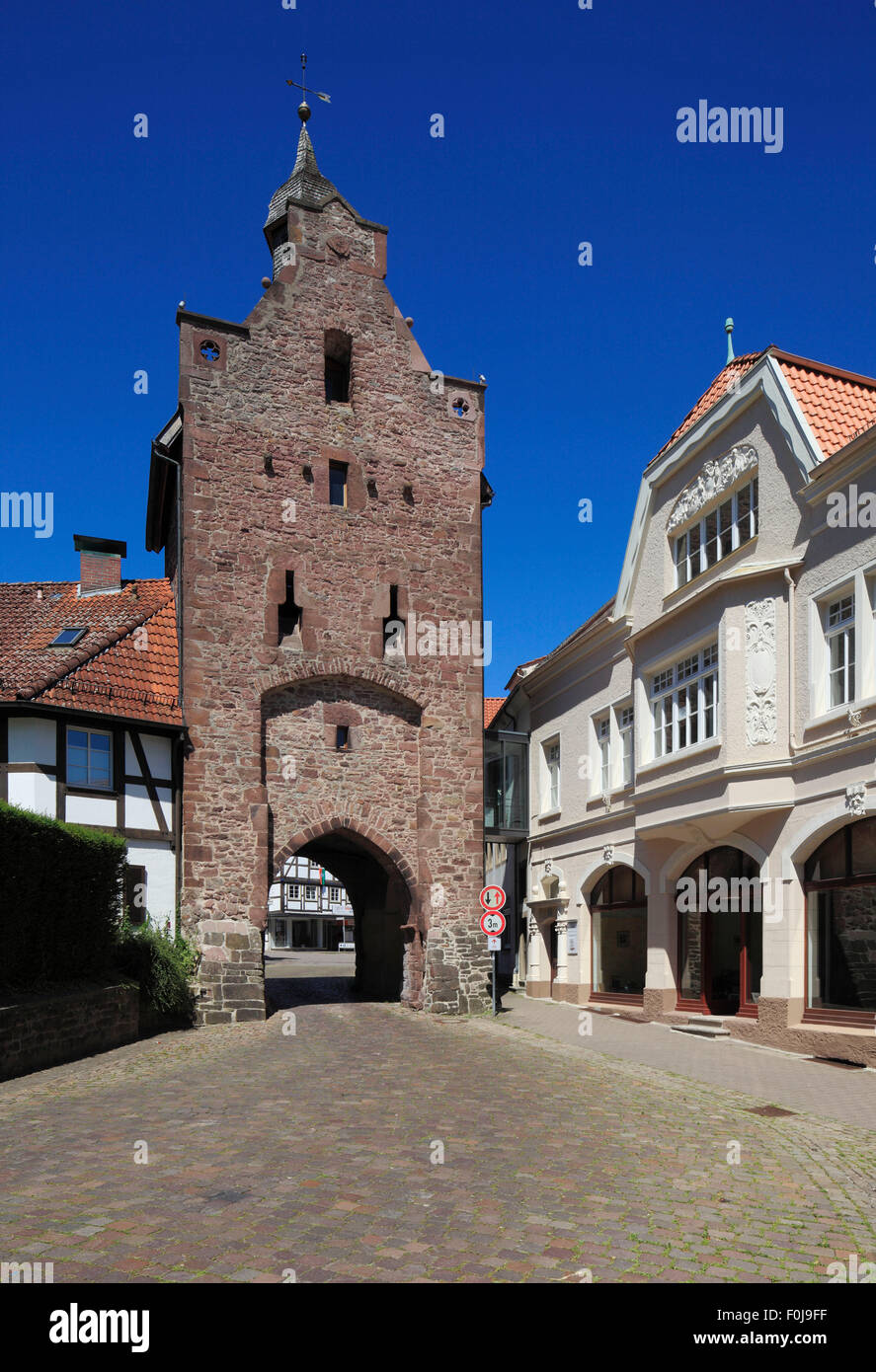 Mittelalterliche Stadtbefestigung, Niederntor in Blomberg, Weserbergland, Naturpark Teutoburger Wald / Eggegebirge, Nordrhein-Westfalen Stock Photo