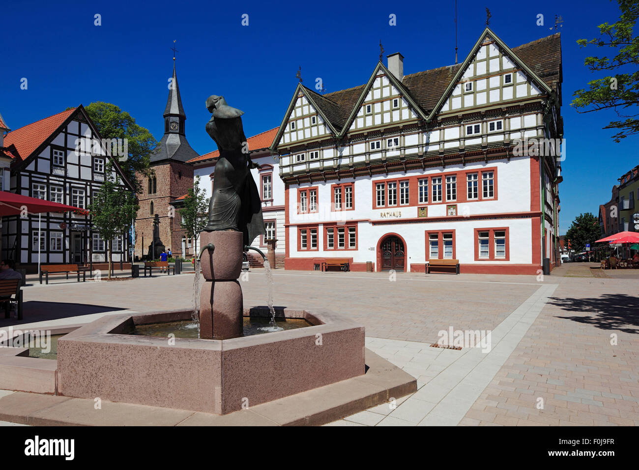Marktplatz mit Rathaus, vorn der Alheyd-Brunnen, hinten der Martiniturm, Blomberg, Weserbergland, Naturpark Teutoburger Wald / Eggegebirge, Nordrhein- Stock Photo