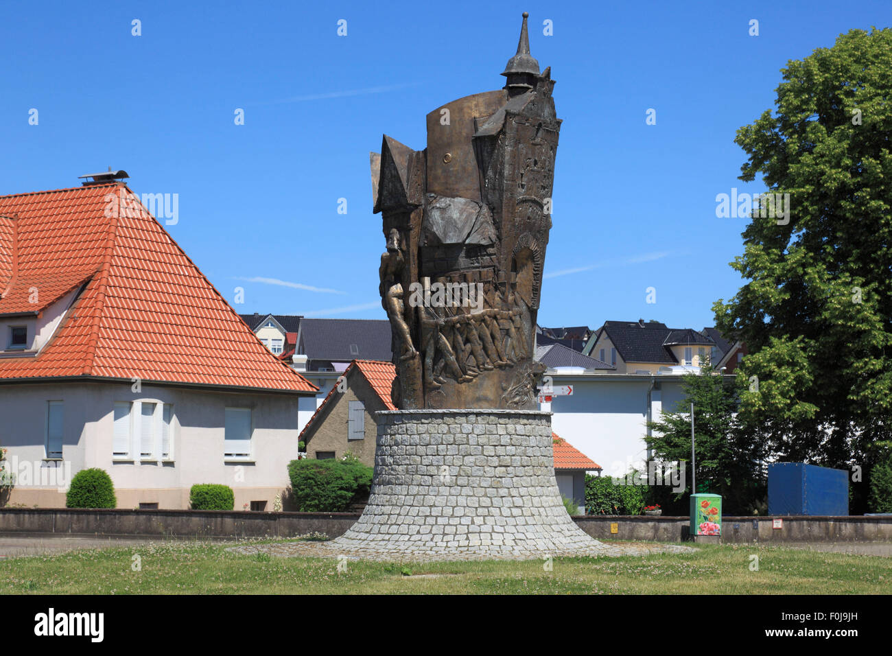Bronzeskulptur von Baerbel Dieckmann im Blomberger Kreisverkehr, Blomberg, Weserbergland, Naturpark Teutoburger Wald / Eggegebirge, Nordrhein-Westfale Stock Photo